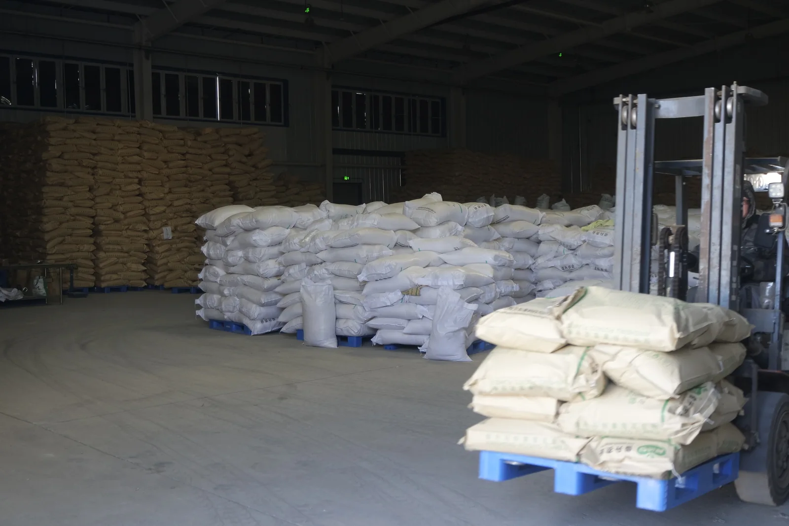 Food-grade potato flakes and potato granules in 25 kg bulk bags at the Junsheng packing area